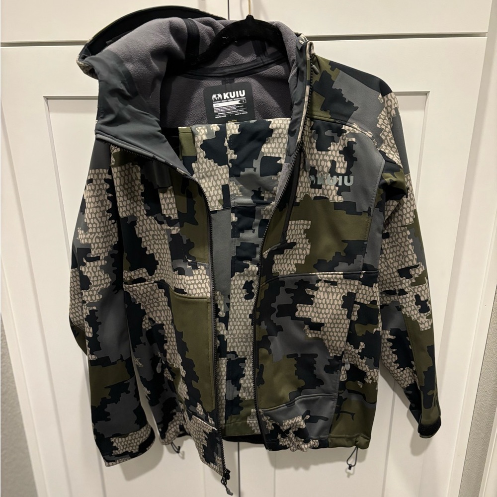 KUIU - Axis Hybrid Hooded hunting jacket .